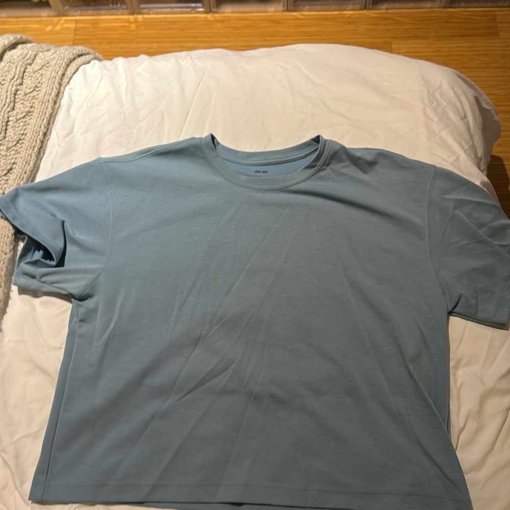 Uniqlo women’s blue t shirt